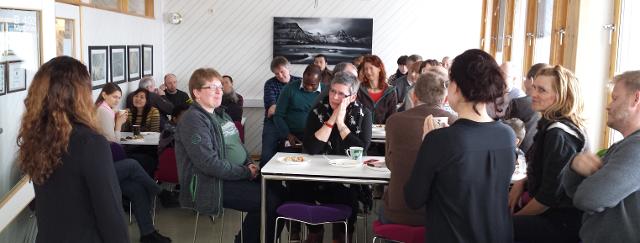 2014-04-01 Kathrine Tveiterås sier noen ord til professor Margrethe Esaiassen.jpg